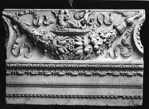 motivi decorativi con festone di frutta, nastri, tritone e nereide (calco, elemento d'insieme) di Lelli Oronzio (bottega) (sec. XIX)