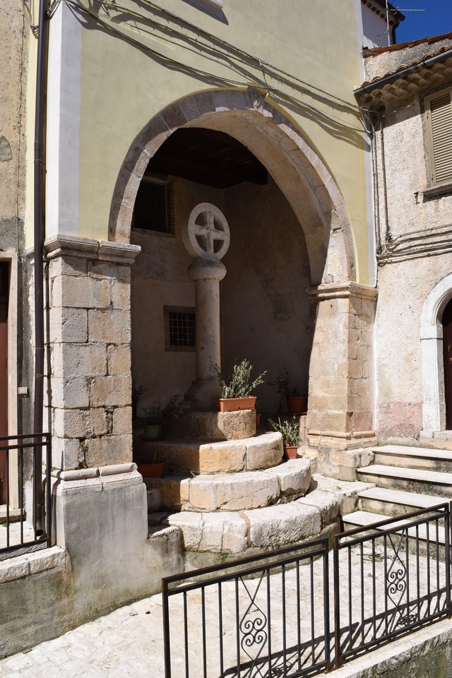 casa con arco e croce viaria (casa, plurifamiliare) - Roccamandolfi (IS) 