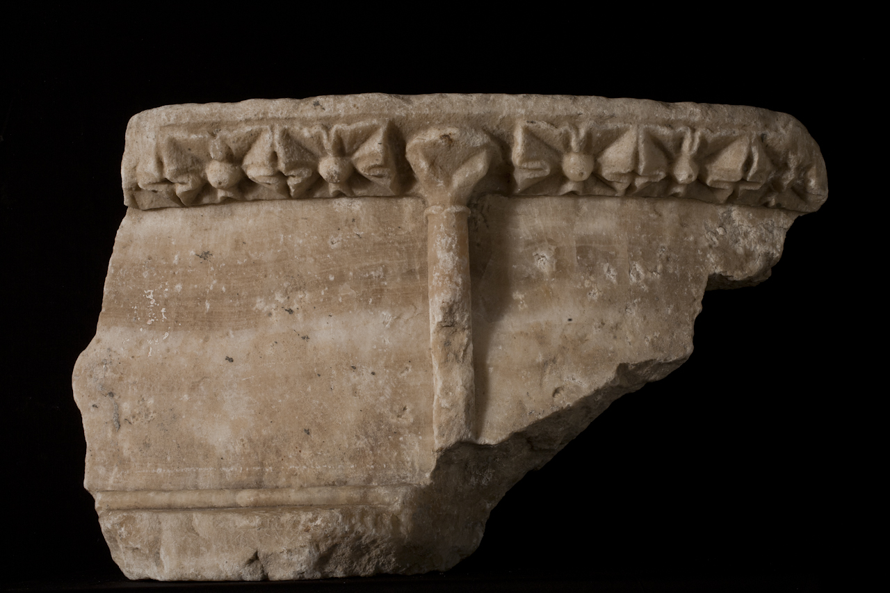 vasca di fonte battesimale, frammento - ambito cistercense (XII)
