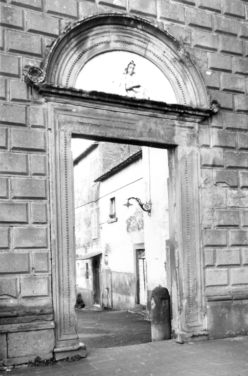 portale - ad arco - ambito viterbese (sec. XV)