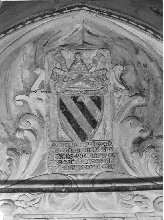 stemma papale (decorazione plastica) - ambito viterbese (prima metà sec. XVIII)
