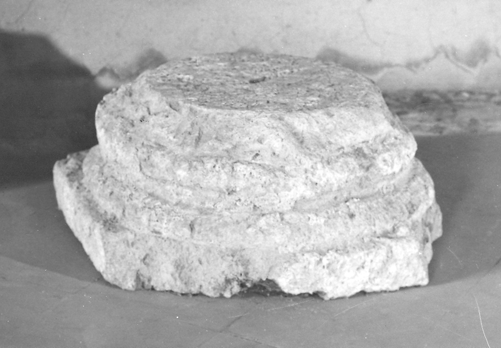 base di colonna, frammento - ambito laziale (sec. XII)