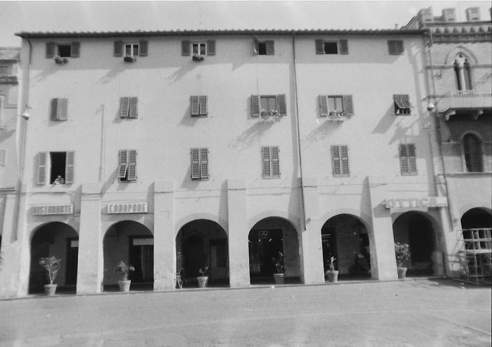 casa su porticato in Piazza Dante (casa a schiera) - Grosseto (GR) 