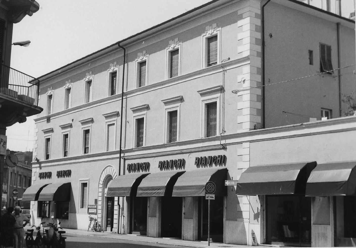 Palazzo d'angolo plurifamiliare (palazzo) - Grosseto (GR)  (XX, inizio)