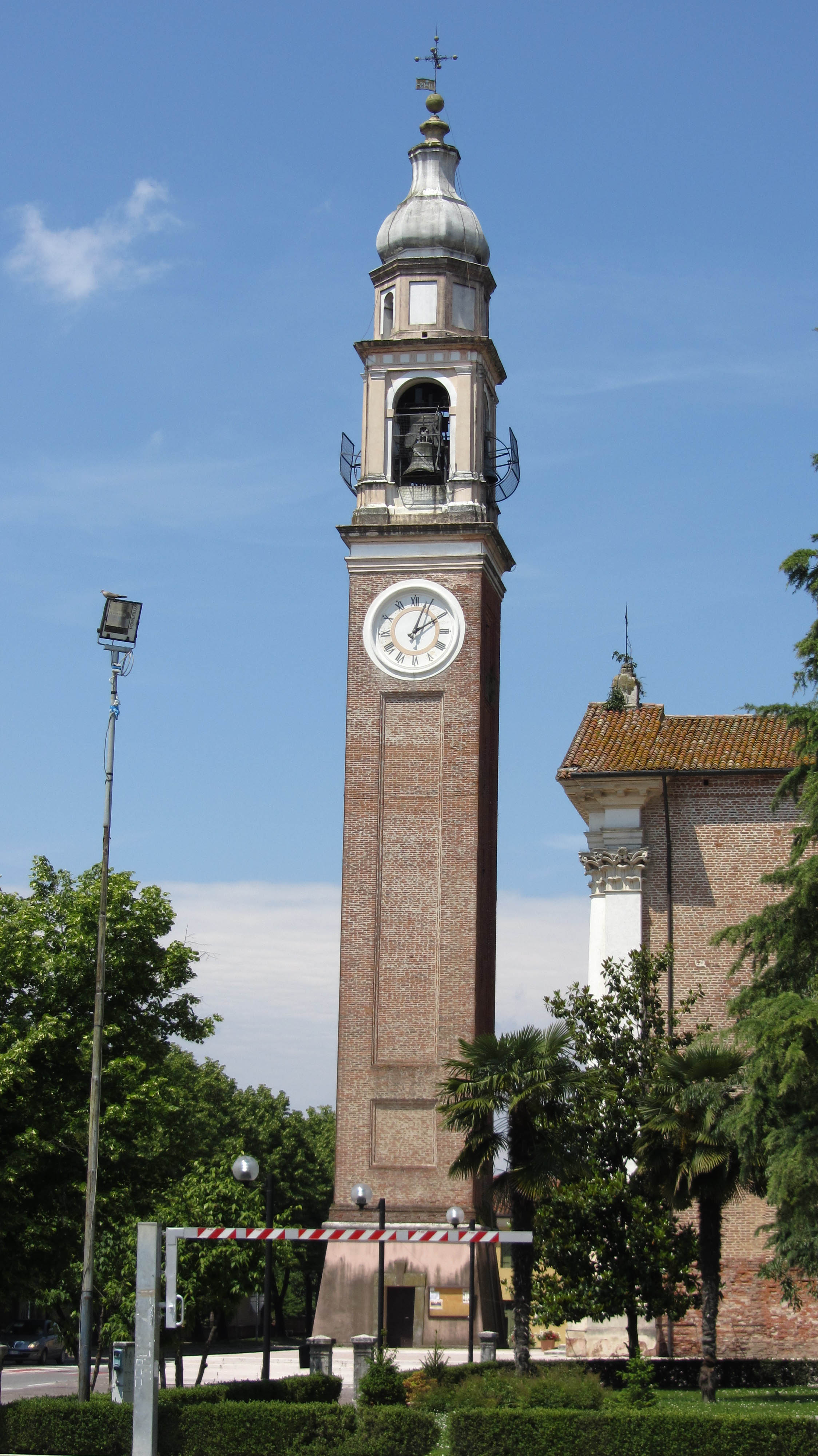 campanile della chiesa di San Bartolomeo Apostolo (campanile) - Resana (TV)  <br>Condizioni d'uso: <a class='link-esterno' href='https://docs.italia.it/italia/icdp/icdp-pnd-circolazione-riuso-docs/it/v1.0-giugno-2022/testo-etichetta-BCS.html' target='_bcs'>Beni Culturali Standard (BCS)</a>