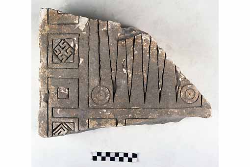 STELE/frammento - produzione daunia (secc. VI/ V a.C)