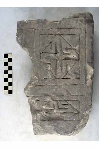 STELE/frammento - produzione daunia (secc. VII/ V a.C)