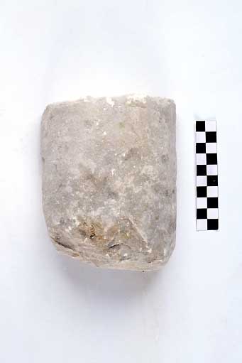 COLLO DI STELE/frammento - produzione daunia (secc. VII/ V a.C)