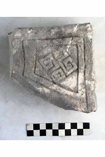 STELE/frammento - produzione daunia (secc. VI/ V a.C)