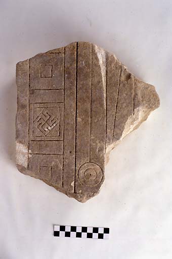 STELE/frammento - produzione daunia (secc. VII/ V a.C)