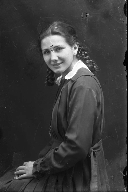 Fanciulla - Ritratto fotografico (negativo) di anonimo (prima metà XX)