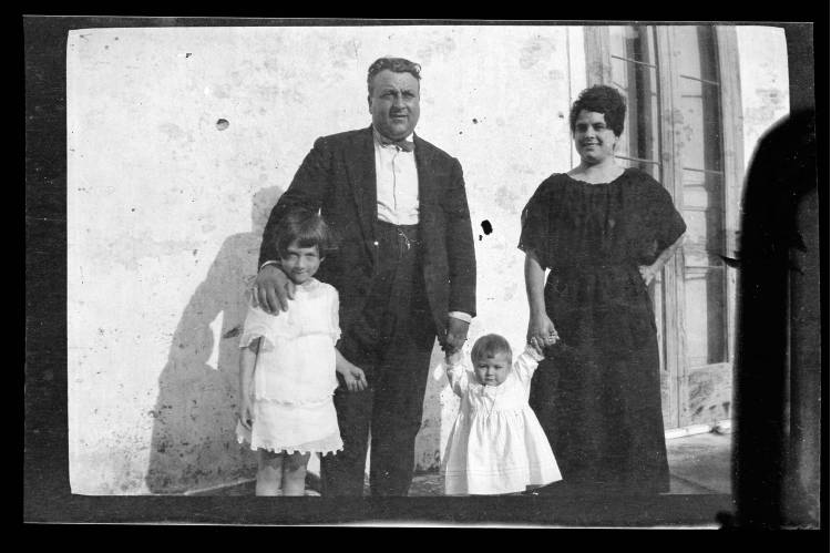 Ritratti fotografici - Famiglia (negativo) di Carlo Armenio Angrisani (prima metà XX)