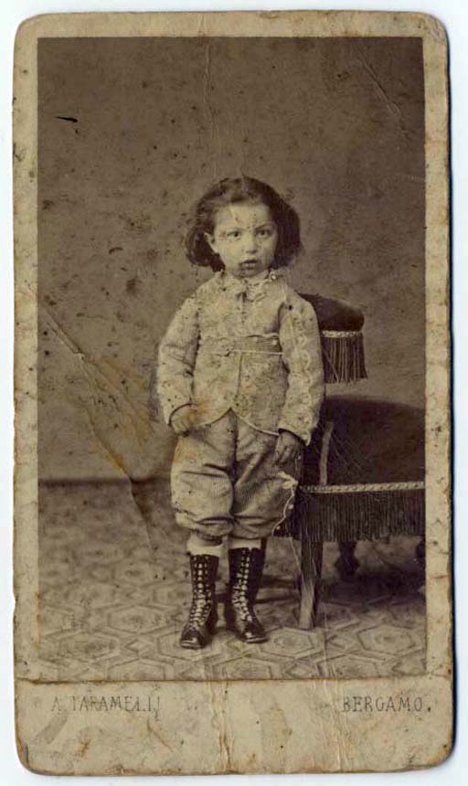 bambino - ritratto fotografico (positivo) di Taramelli, Andrea (stabilimento) (fine XIX)