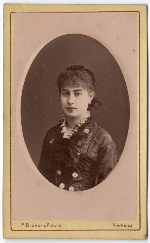 donne - ritratti fotografici (positivo) di Atelier P. Biondi e Figlio (fine/ inizio XIX/ XX)