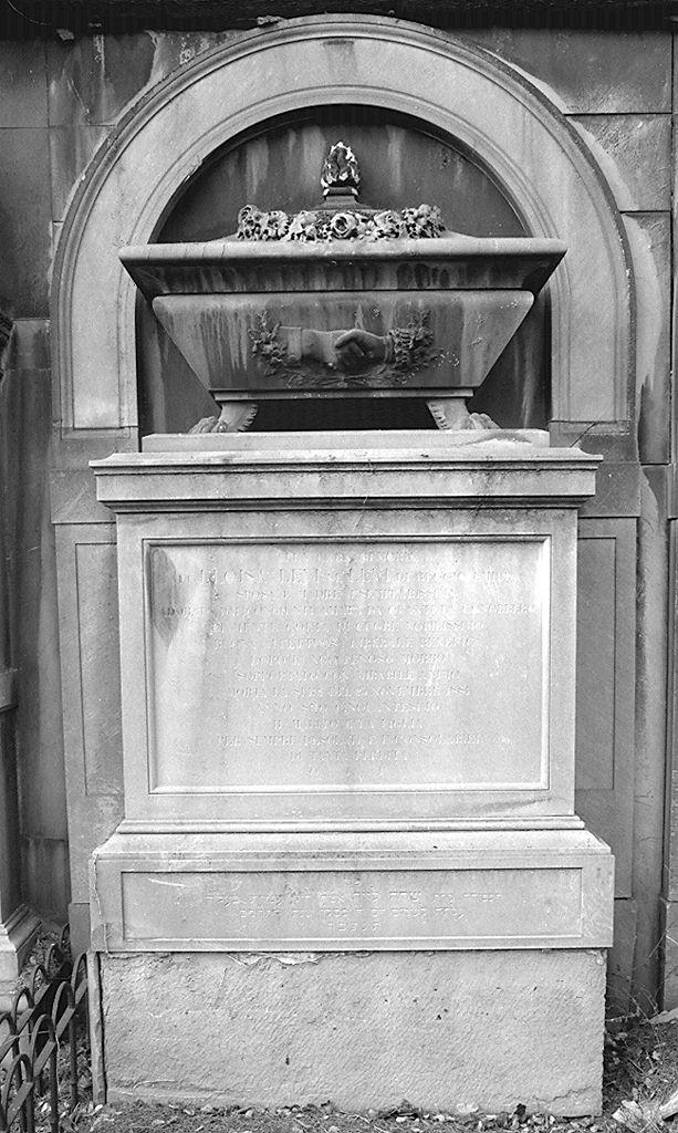 monumento funebre - a doppia stele, serie di Treves Marco (attribuito) - produzione fiorentina (sec. XIX, sec. XX)