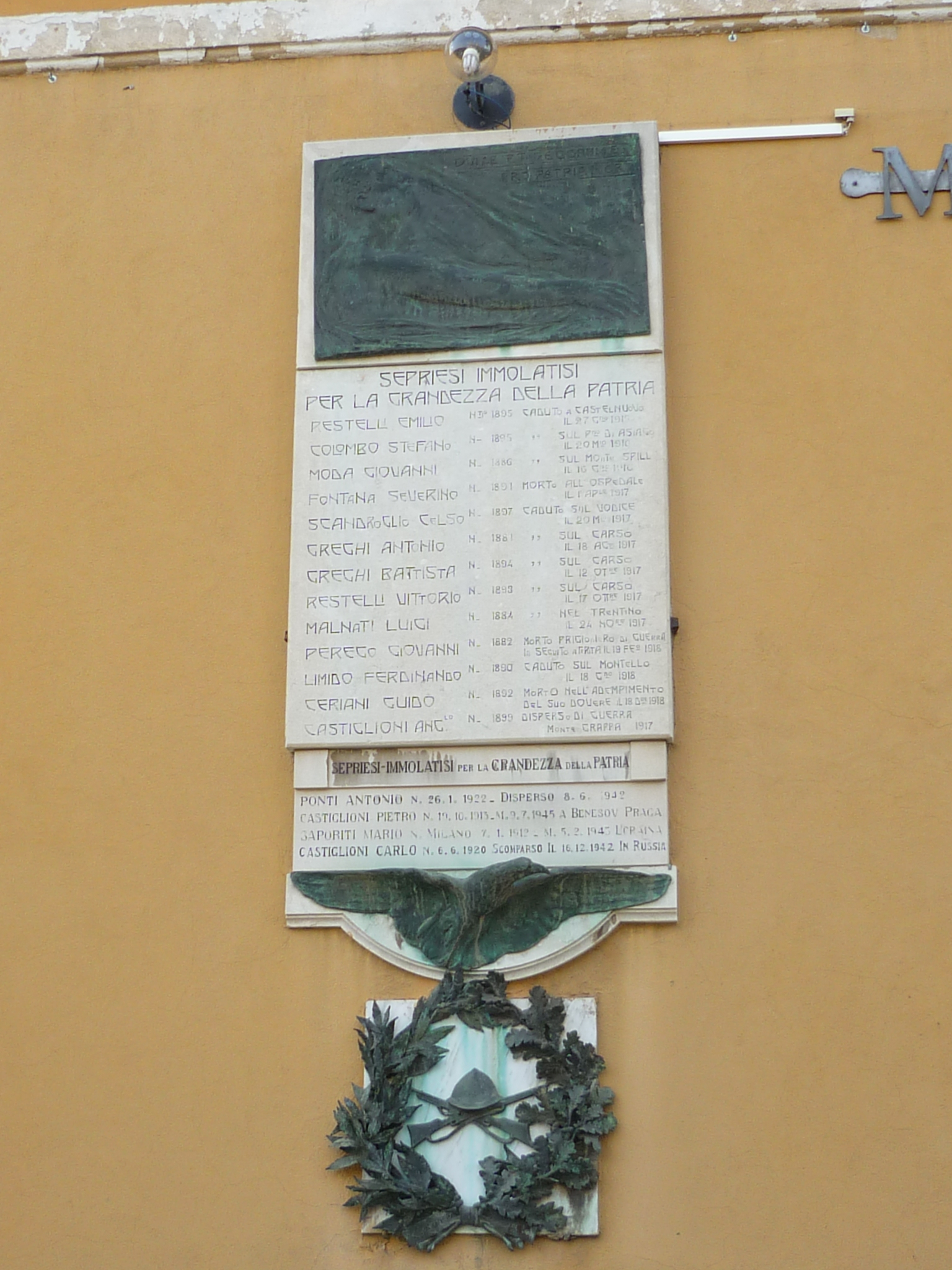 allegoria della Vittoria come aquila/ figura maschile simbolica (monumento ai caduti - a lapide, opera isolata) - ambito italiano (sec. XX)