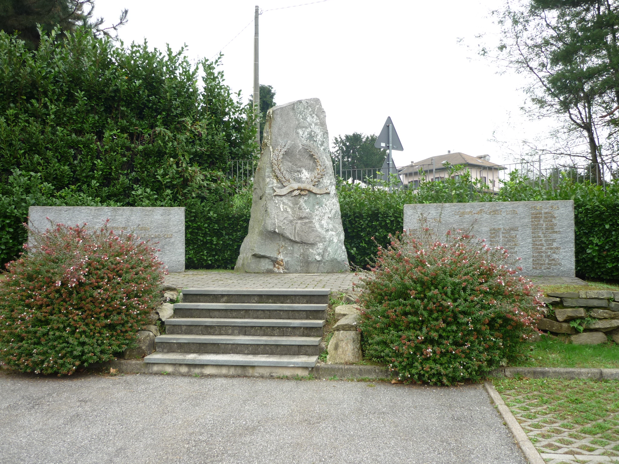 monumento ai caduti - a montagna figurata, opera isolata - ambito italiano (sec. XX)