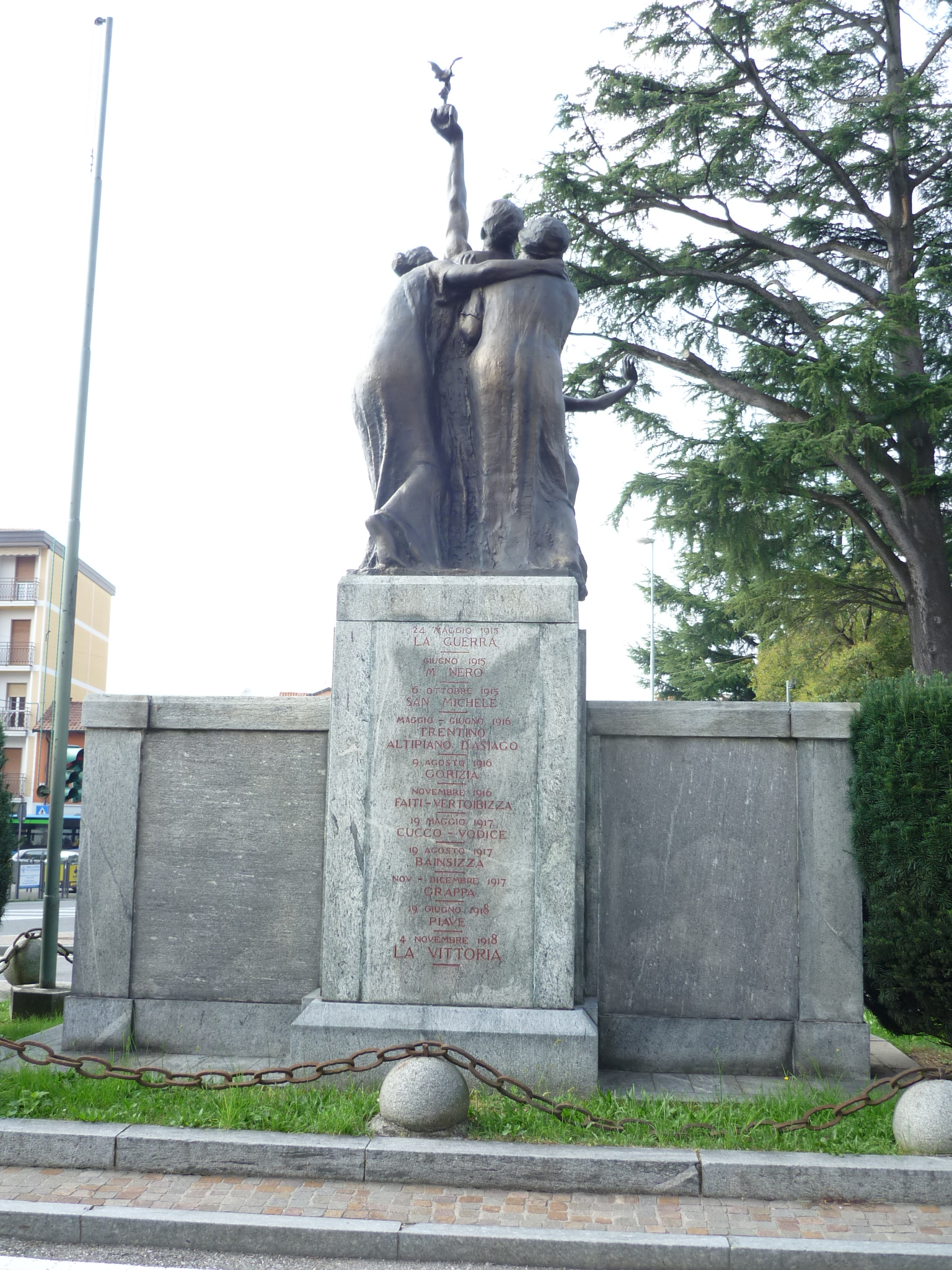 allegoria del soldato che protegge una madre col bambino (monumento ai caduti - a cippo, opera isolata) di Capsoni Aurelio, Macchi P (sec. XX)