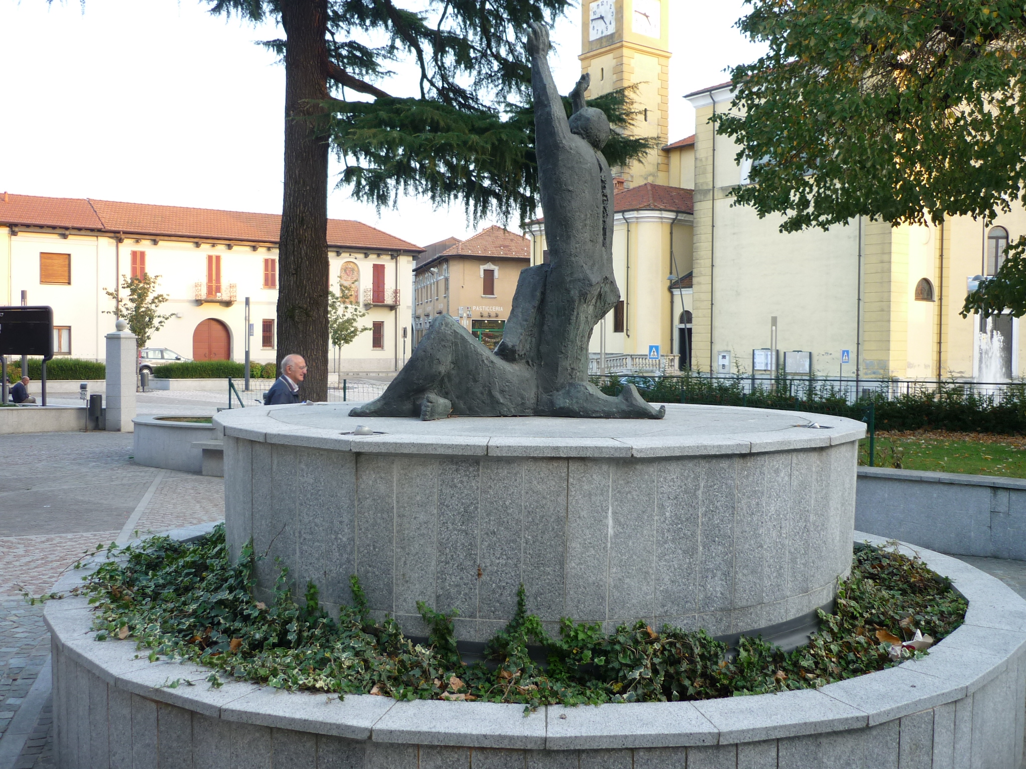 madre inginocchiata davanti al figlio caduto (monumento ai caduti - a cippo, opera isolata) di Quattrini Oreste (sec. XX)