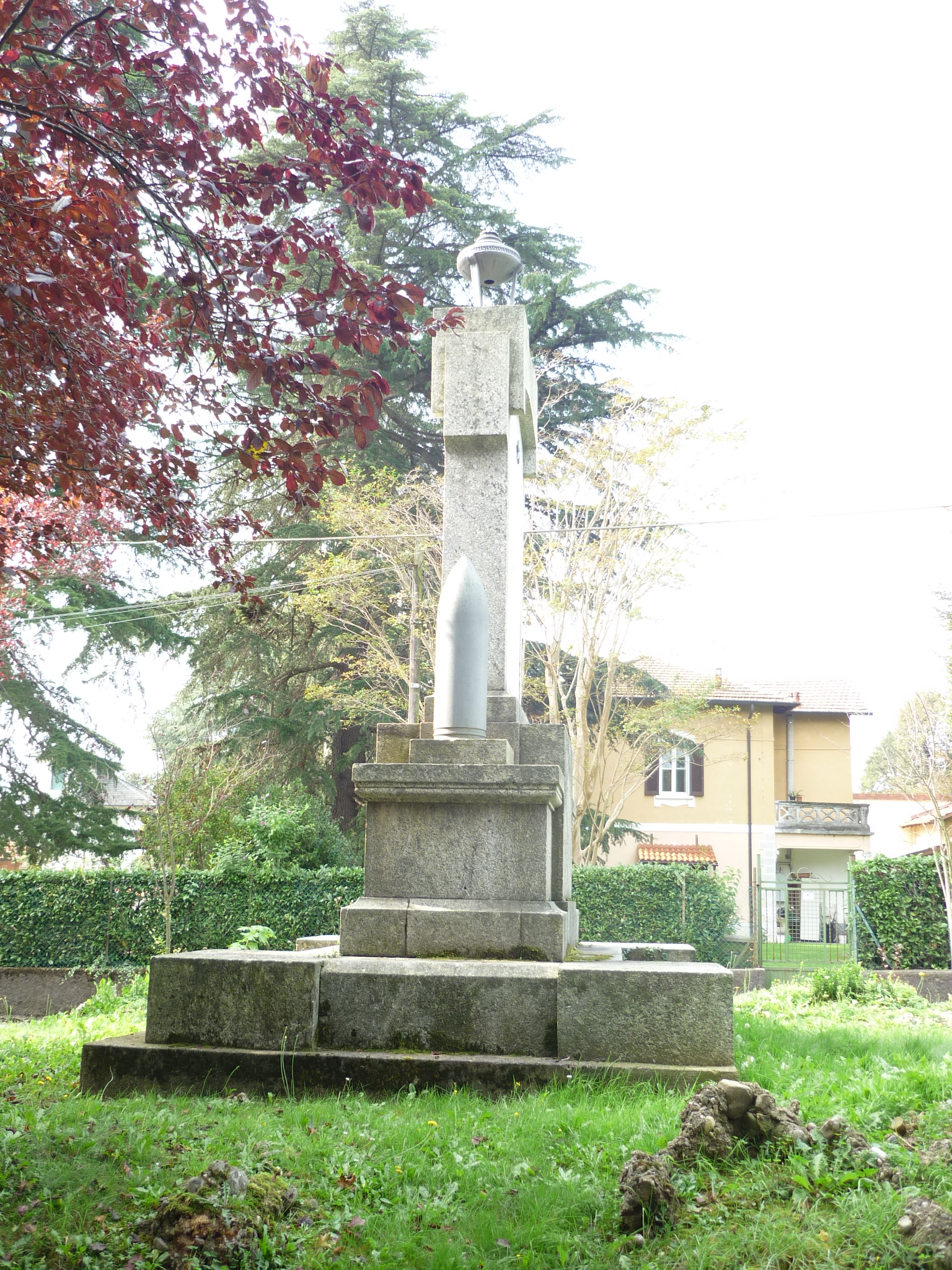 allegoria della Vittoria come donna armata (monumento ai caduti - a stele, opera isolata) - ambito italiano (sec. XX)