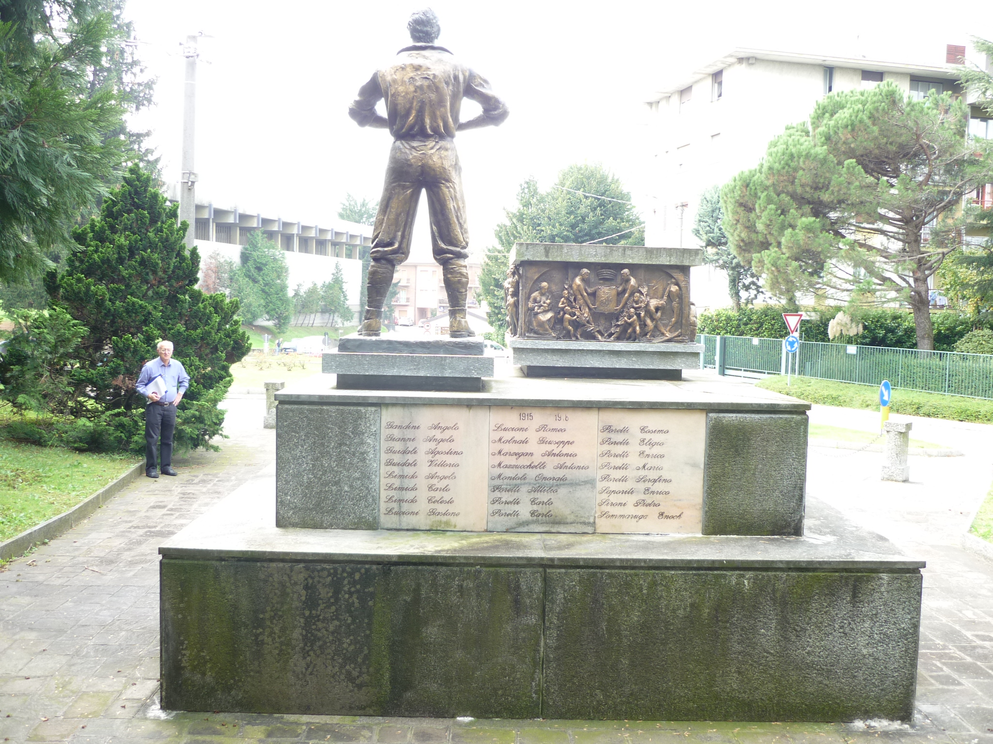 figura di soldato/ raffigurazioni allegoriche-simboliche (monumento ai caduti - a cippo, opera isolata) di Galletti Giorgio (sec. XX)