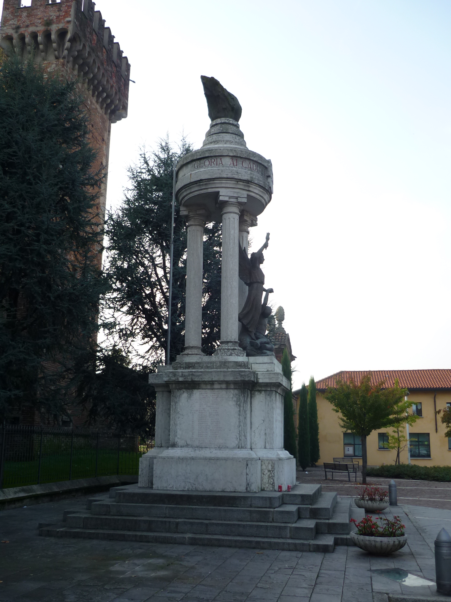 allegoria della Vittoria che sorregge un soldato morente (monumento ai caduti - a tempietto, opera isolata) di Bassina V (sec. XX)