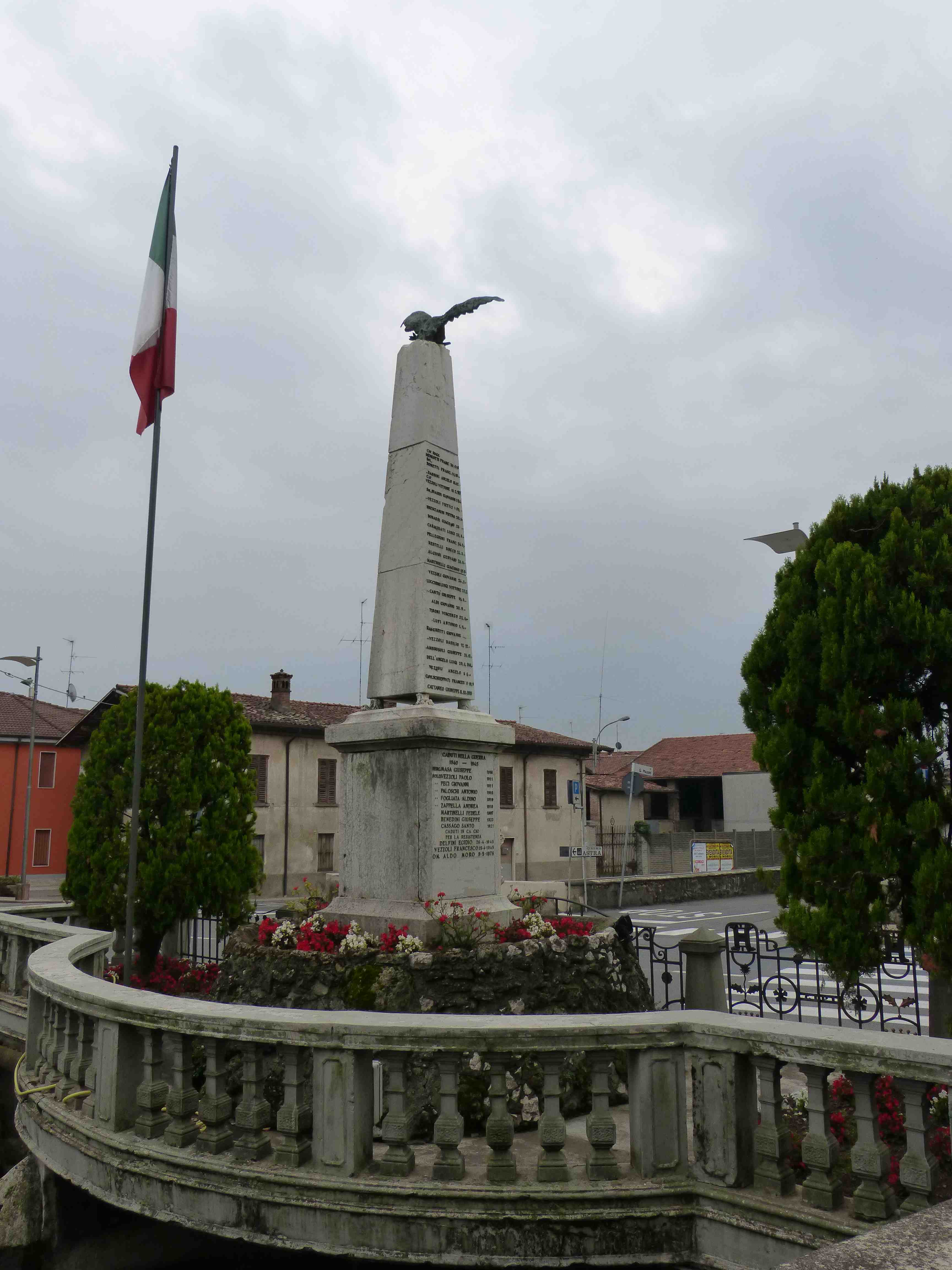 monumento ai caduti - a piramide, opera isolata di Tonus Guglielmo (attribuito) (prima metà sec. XX)