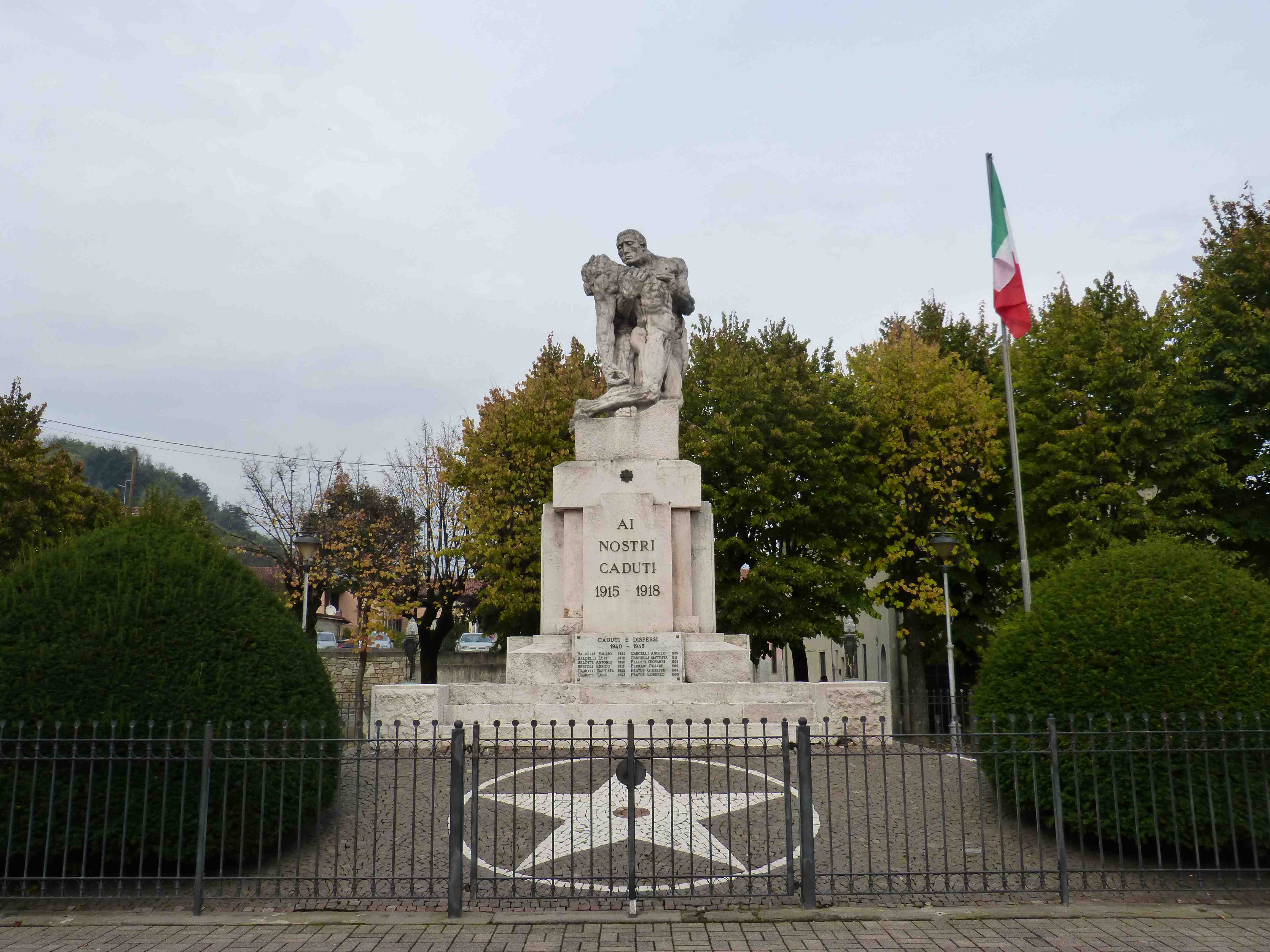 L'ultimo abbraccio fraterno tra due soldati (monumento ai caduti - a basamento, opera isolata) di Vescovi Tobia (attribuito) (prima metà sec. XX)