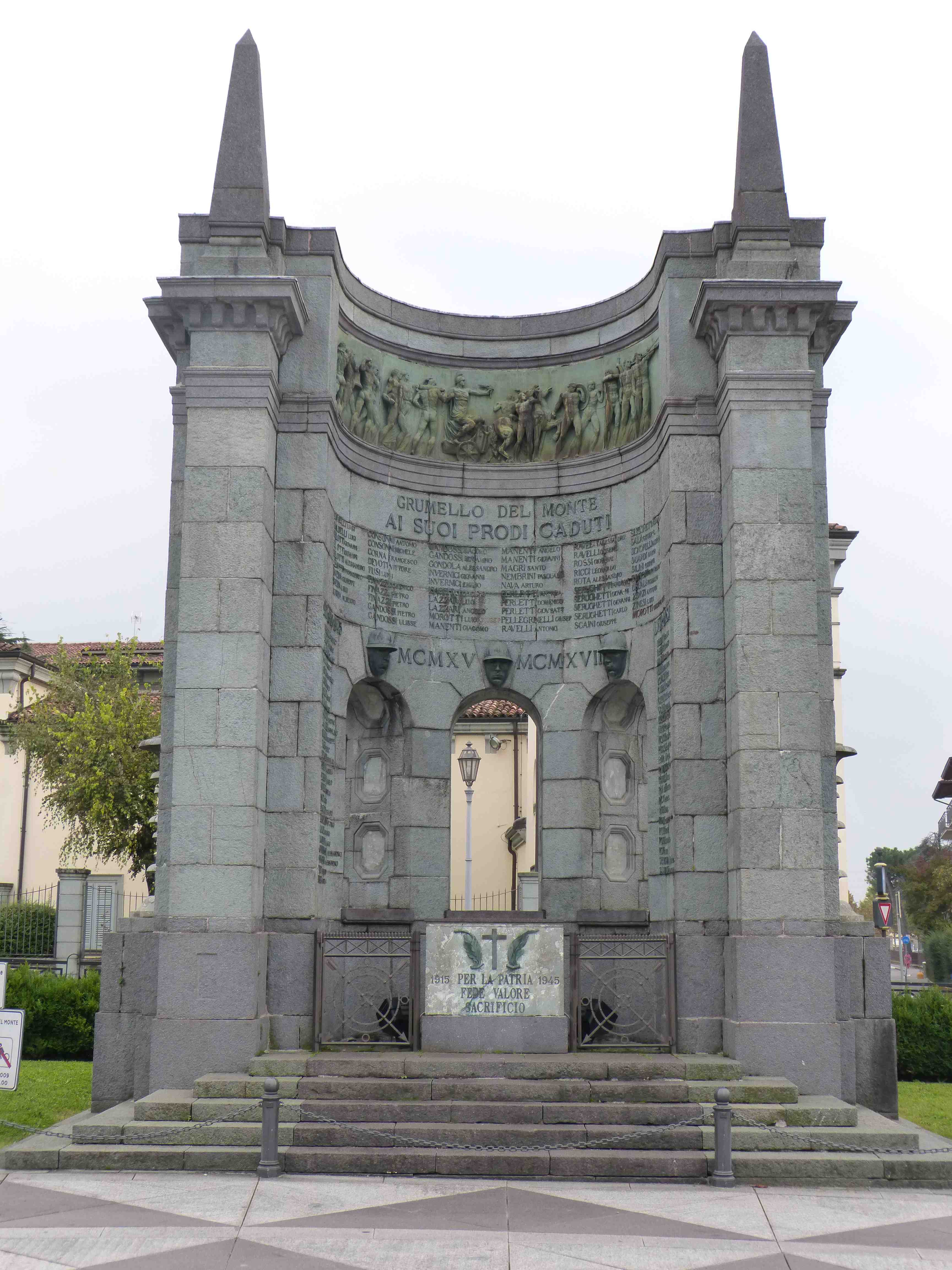 Allegoria della Vittoria che guida i soldati (monumento ai caduti - ad emiciclo, opera isolata) - ambito italiano (prima metà sec. XX)