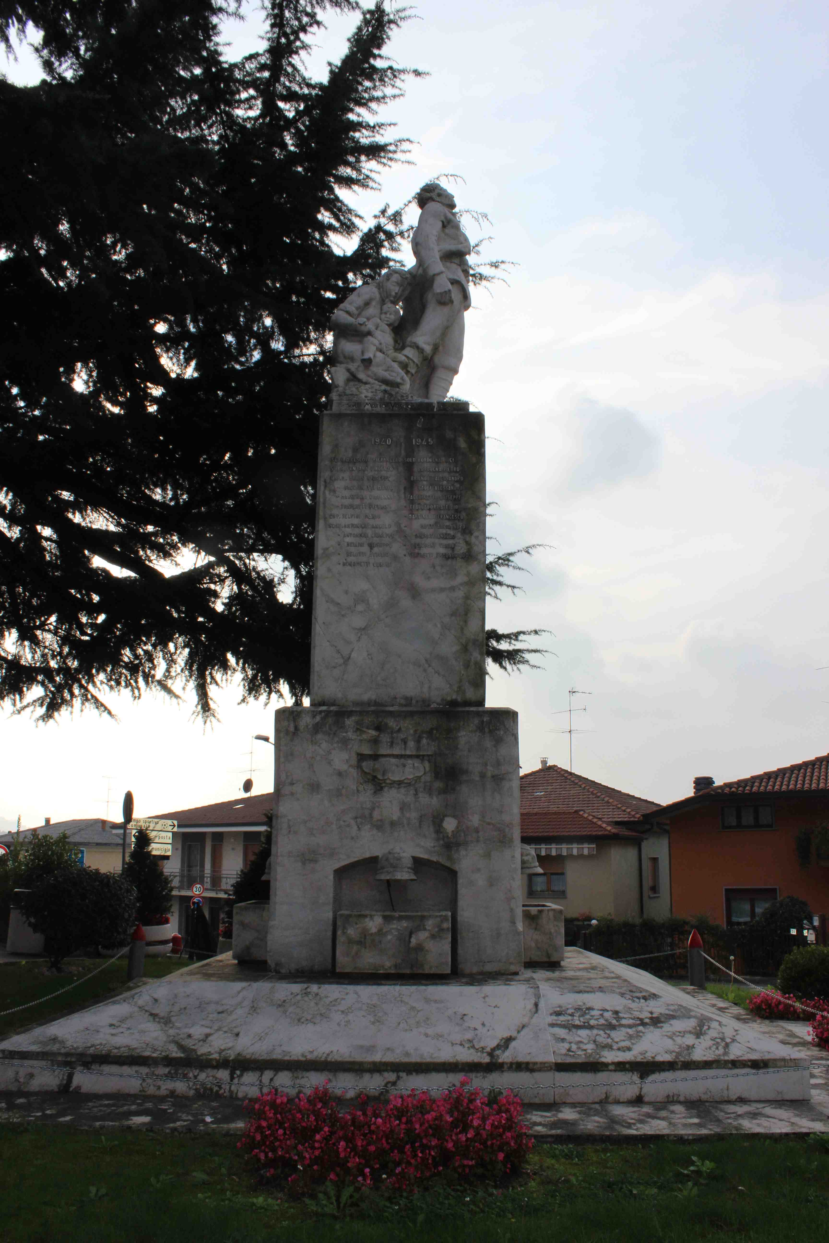 Soldato che protegge una donna con un bambino (monumento ai caduti - a cippo, opera isolata) di Vescovi Mario (attribuito) (seconda metà sec. XX)