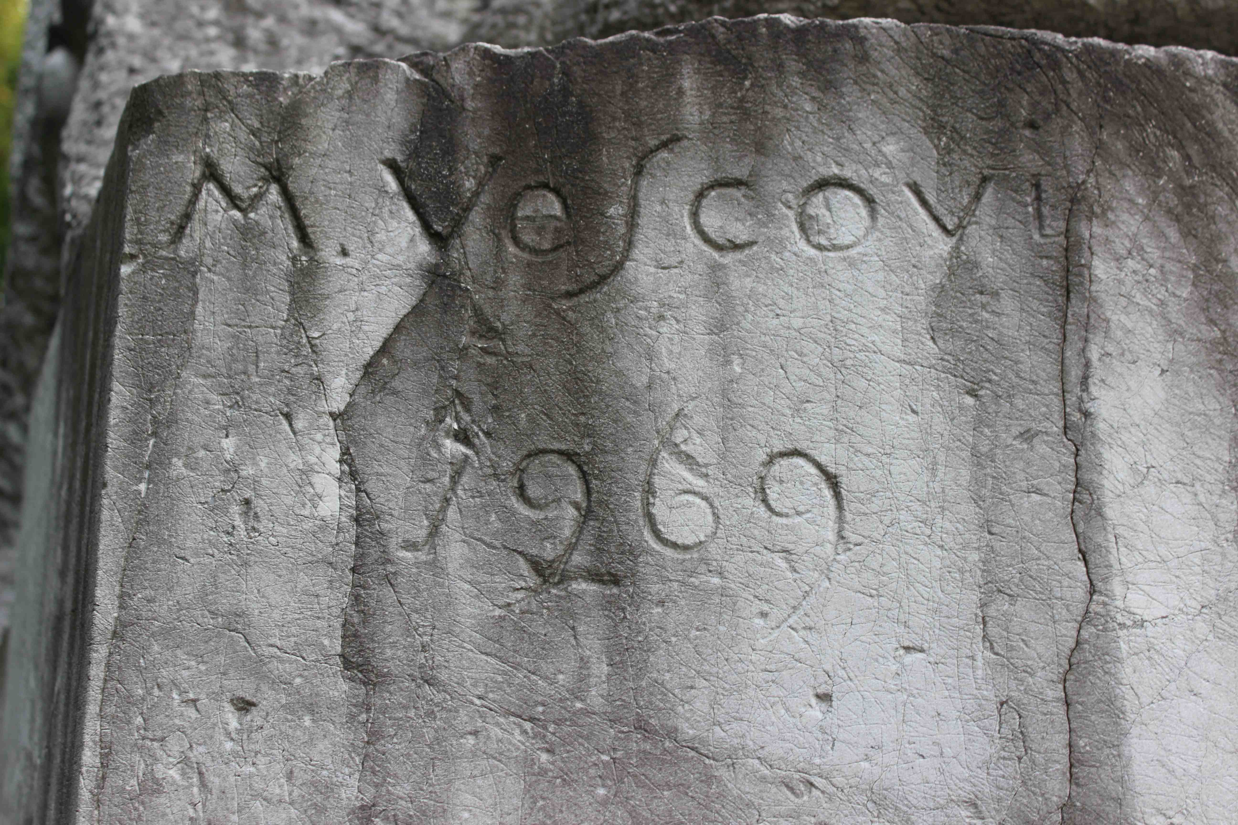 monumento ai caduti - a cippo, opera isolata di Vescovi Mario (attribuito) (seconda metà sec. XX)
