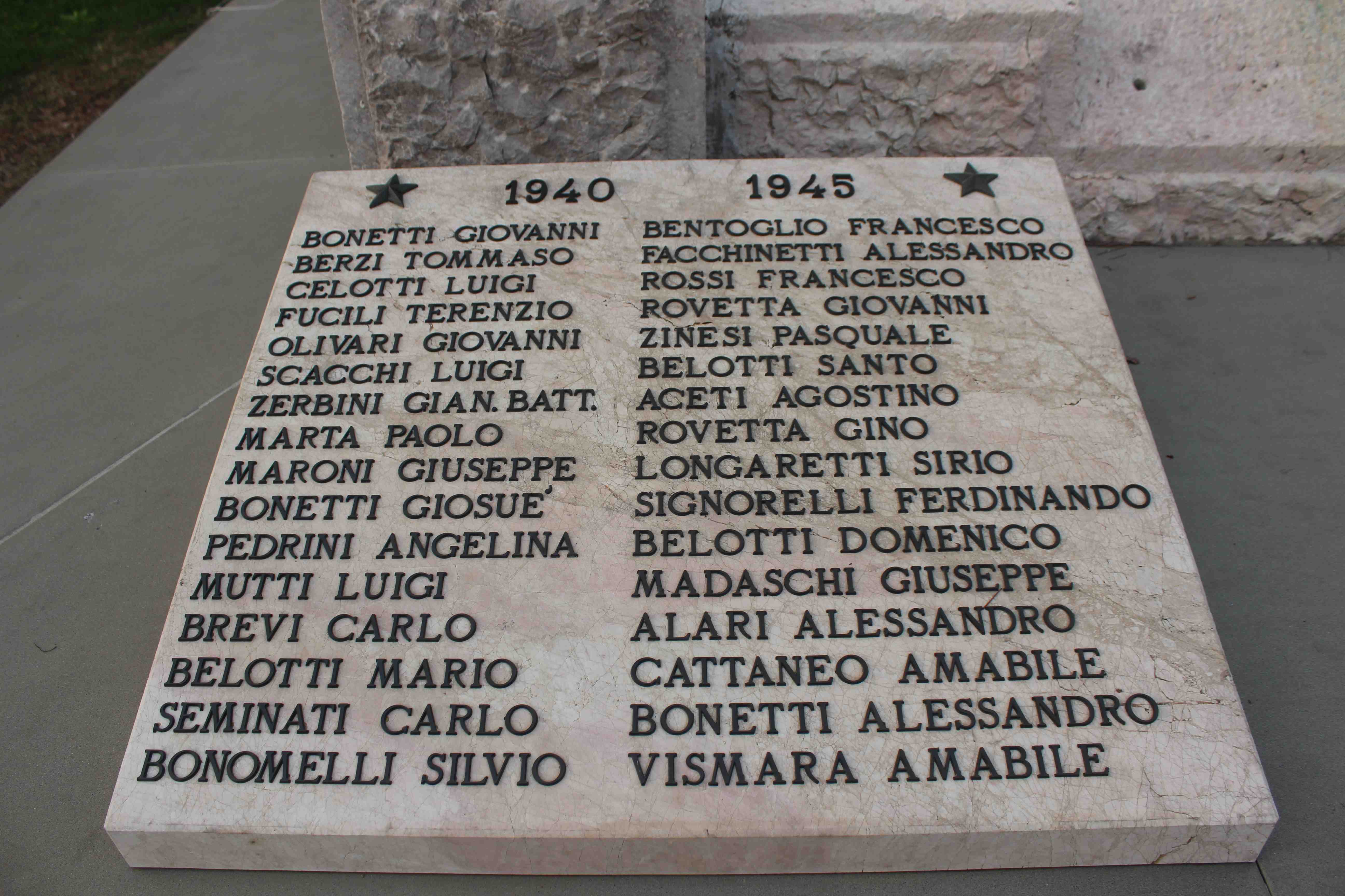 monumento ai caduti - a cippo, opera isolata di Vescovi Tobia (attribuito) (prima metà sec. XX)