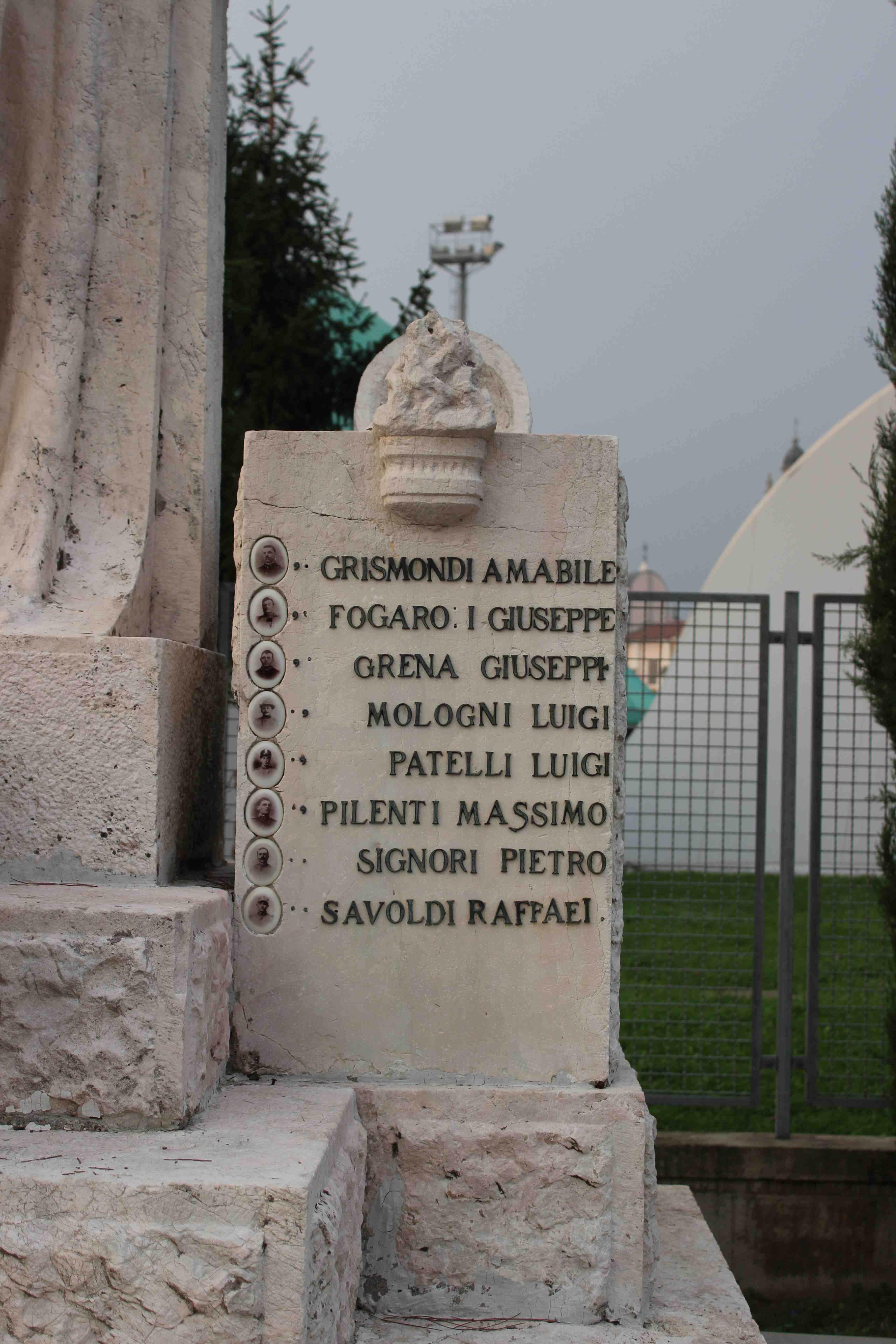 monumento ai caduti - a cippo, opera isolata di Vescovi Tobia (attribuito) (prima metà sec. XX)