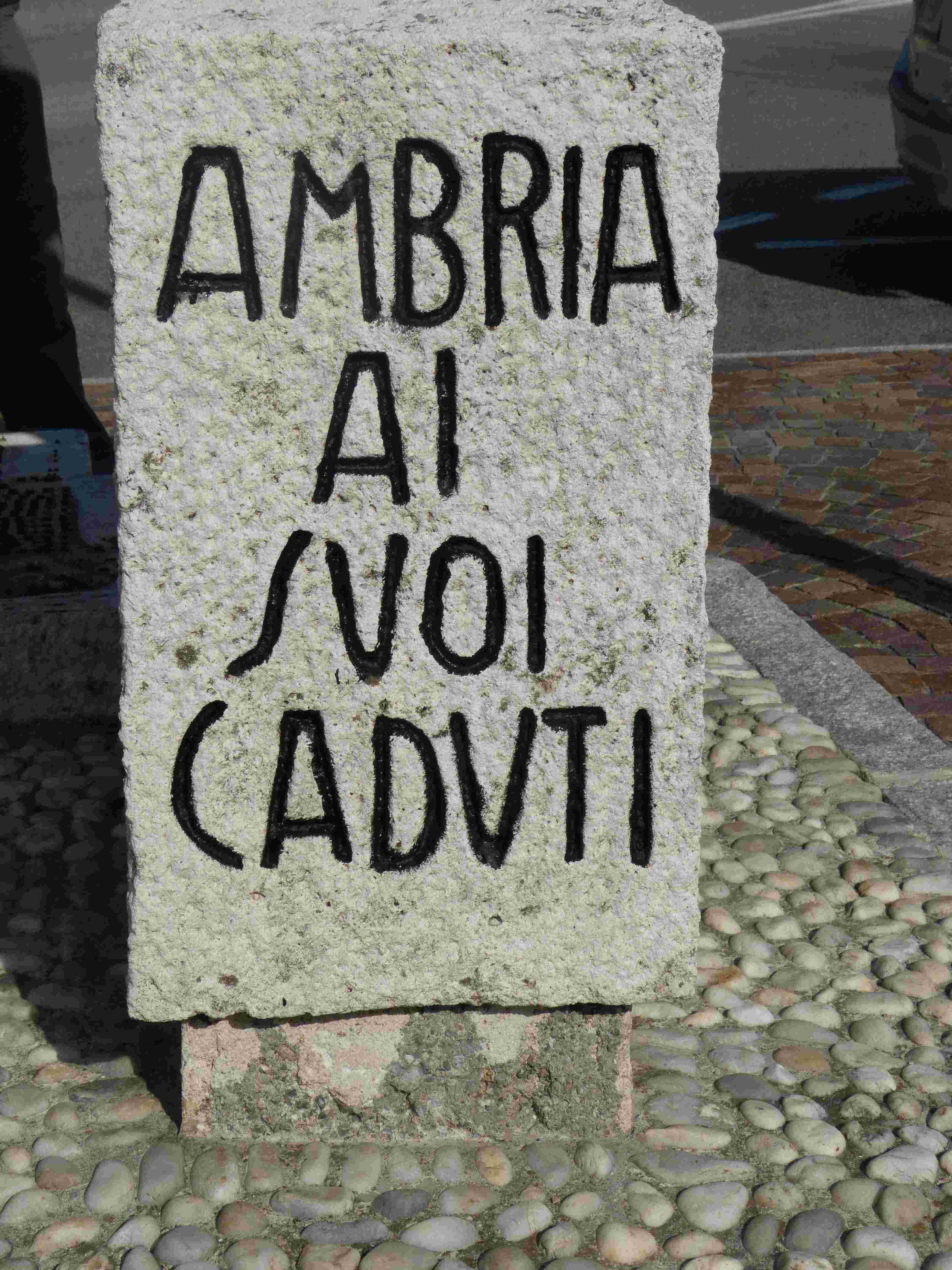 monumento ai caduti - a stele, opera isolata di Brolis Pietro Giuseppe (attribuito) - ambito Italia settentrionale (metà sec. XX)