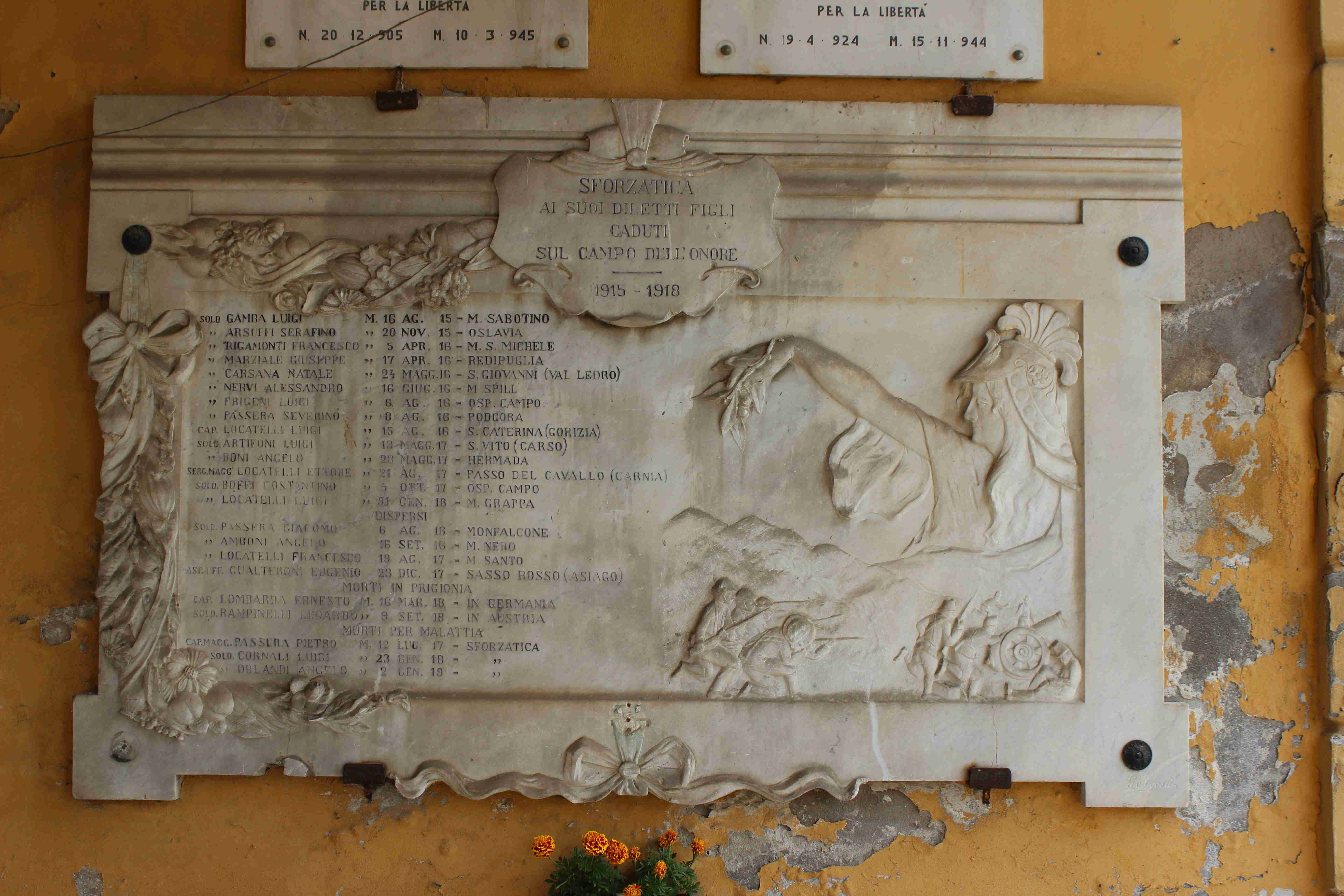 allegoria della Patria (lapide commemorativa ai caduti, opera isolata) di Agosti G (attribuito) (prima metà sec. XX)