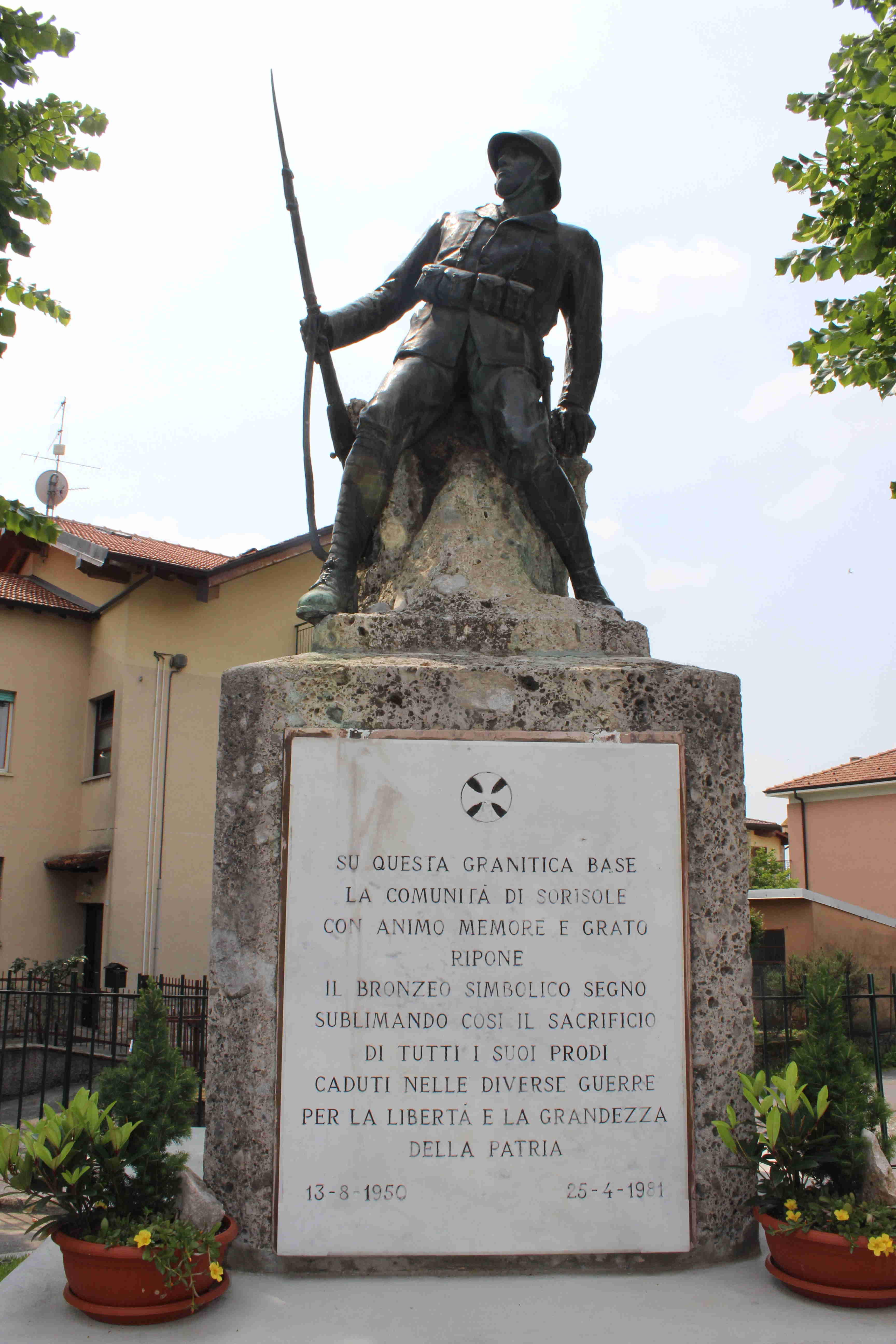 Soldato (monumento ai caduti - a basamento, opera isolata) di Siccardi Giuseppe (attribuito) (metà sec. XX)