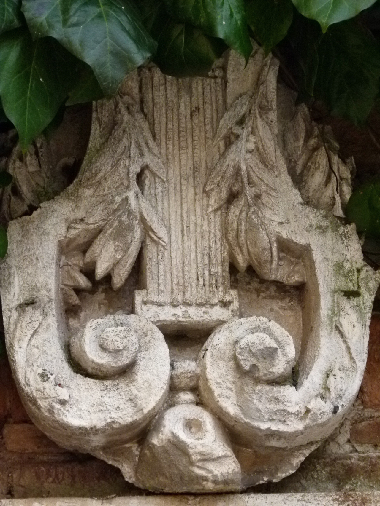 lira e rami di alloro (rilievo, opera isolata) - ambito veneziano (secc. XVIII-XIX)