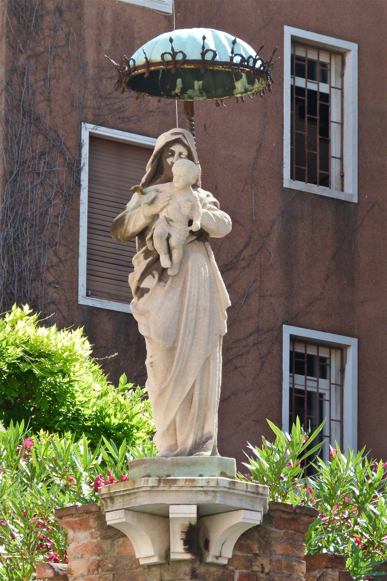 Madonna con Bambino (statua, opera isolata) - ambito veneziano (prima metà sec. XX)