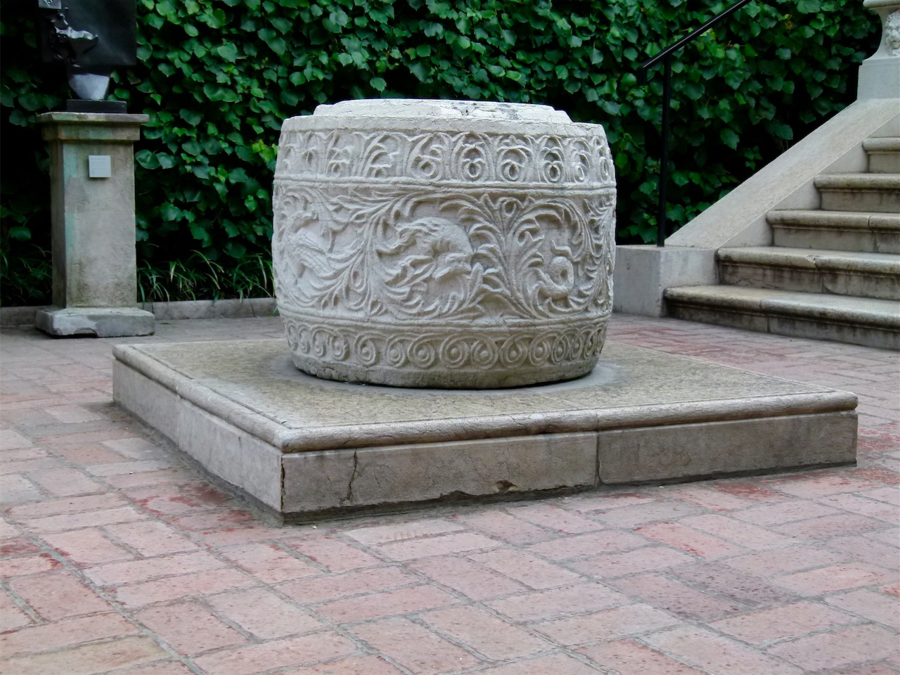 motivi decorativi vegetali/ animali (vera da pozzo, opera isolata) - ambito veneziano (secc. XX-XIX)