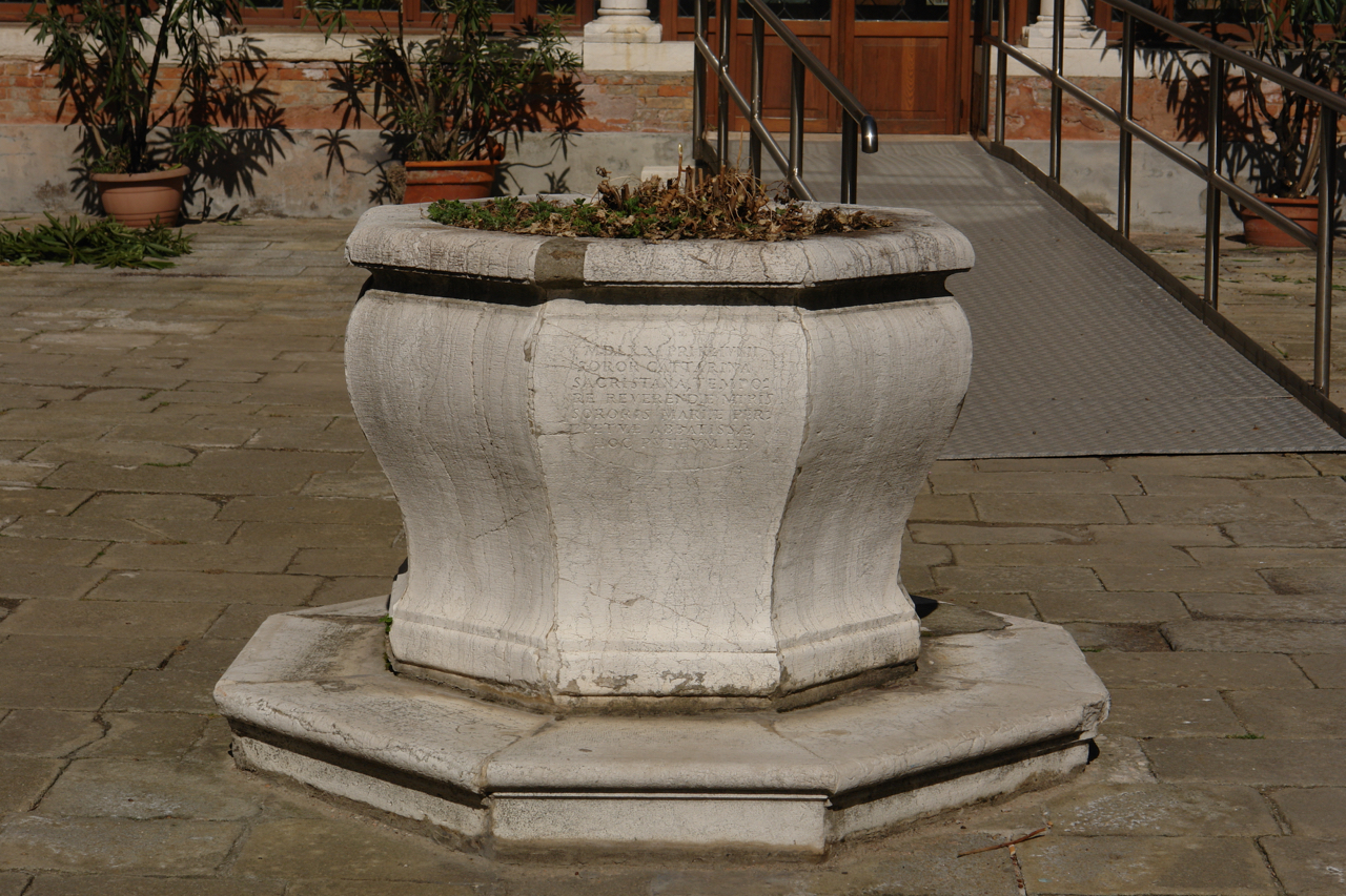 croce (vera da pozzo, opera isolata) - ambito veneziano (terzo quarto sec. XVII)