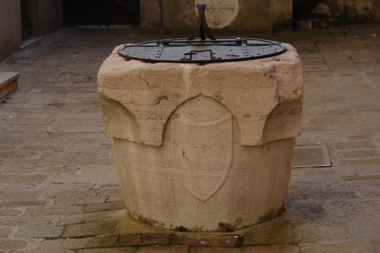 due scudi gotici alternati a rosette (vera da pozzo, opera isolata) - ambito veneziano (secc. XIV-XV)