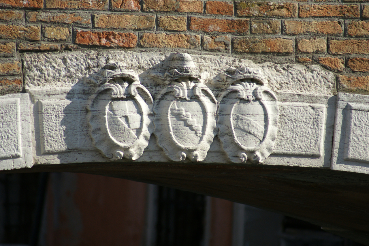 stemmi gentilizi (rilievo, opera isolata) - ambito veneziano (ultimo quarto sec. XVIII)