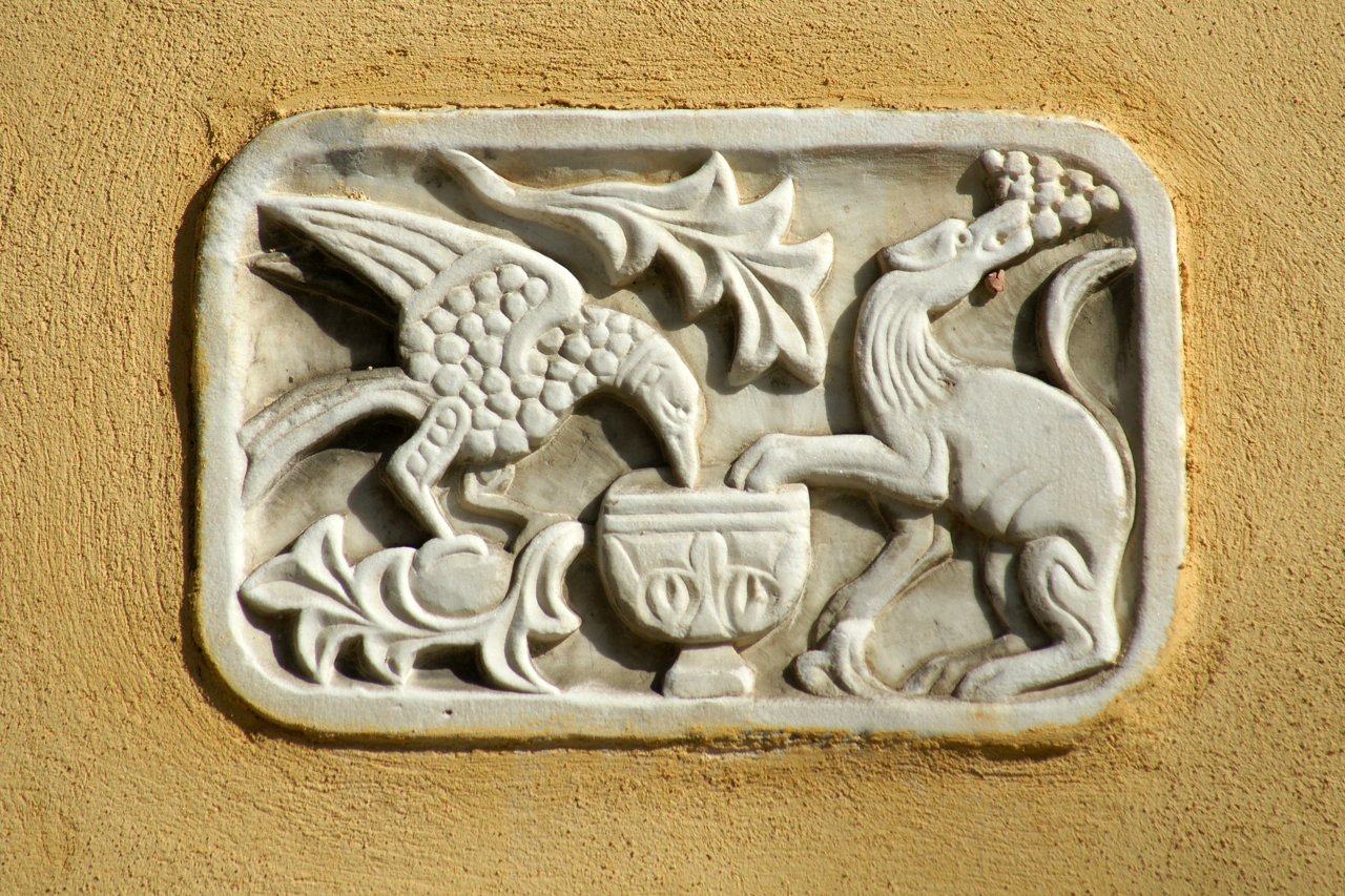 colomba che si abbevera ad una fonte e cane che si nutre di uva (formella, opera isolata) - ambito veneziano (secc. XIX-XX)