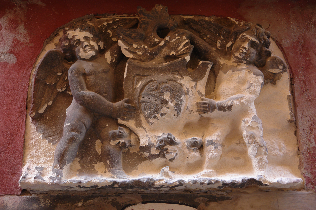 stemma gentilizio e coppia di putti (rilievo, opera isolata) - ambito veneziano (secc. XIX-XX)