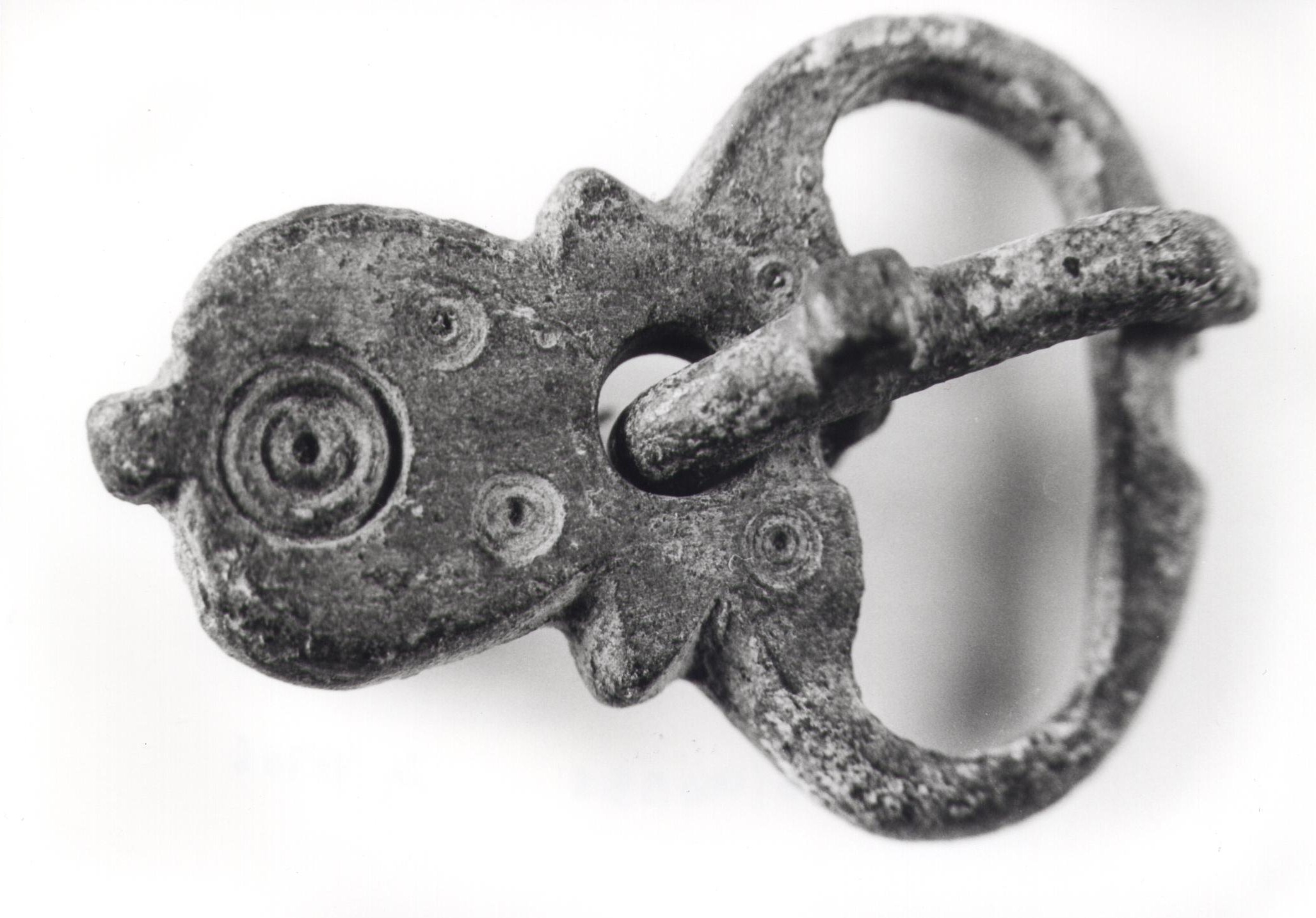 fibbia, a placca fissa (sec. VII d.C)