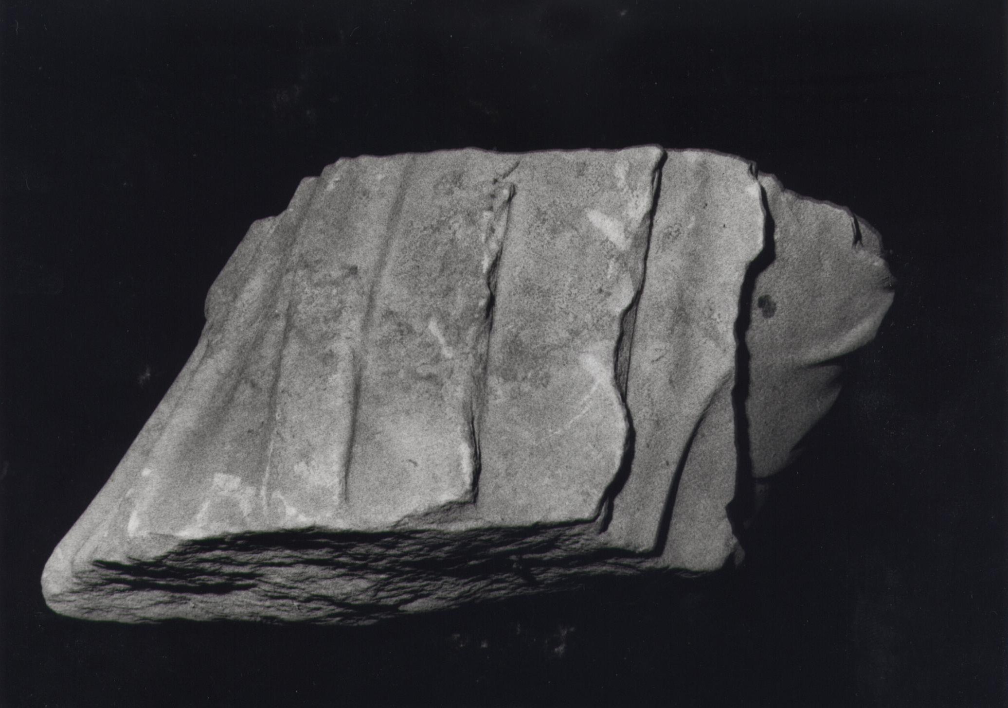 personaggi: personaggio femminile (?) (statua/ frammento) (secc. I d.C./ II d.C)