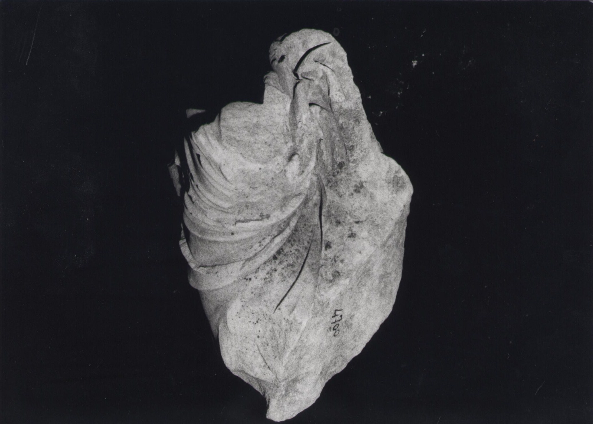 personaggi: personaggio femminile (?) (statua/ frammento) (secc. I d.C./ II d.C)