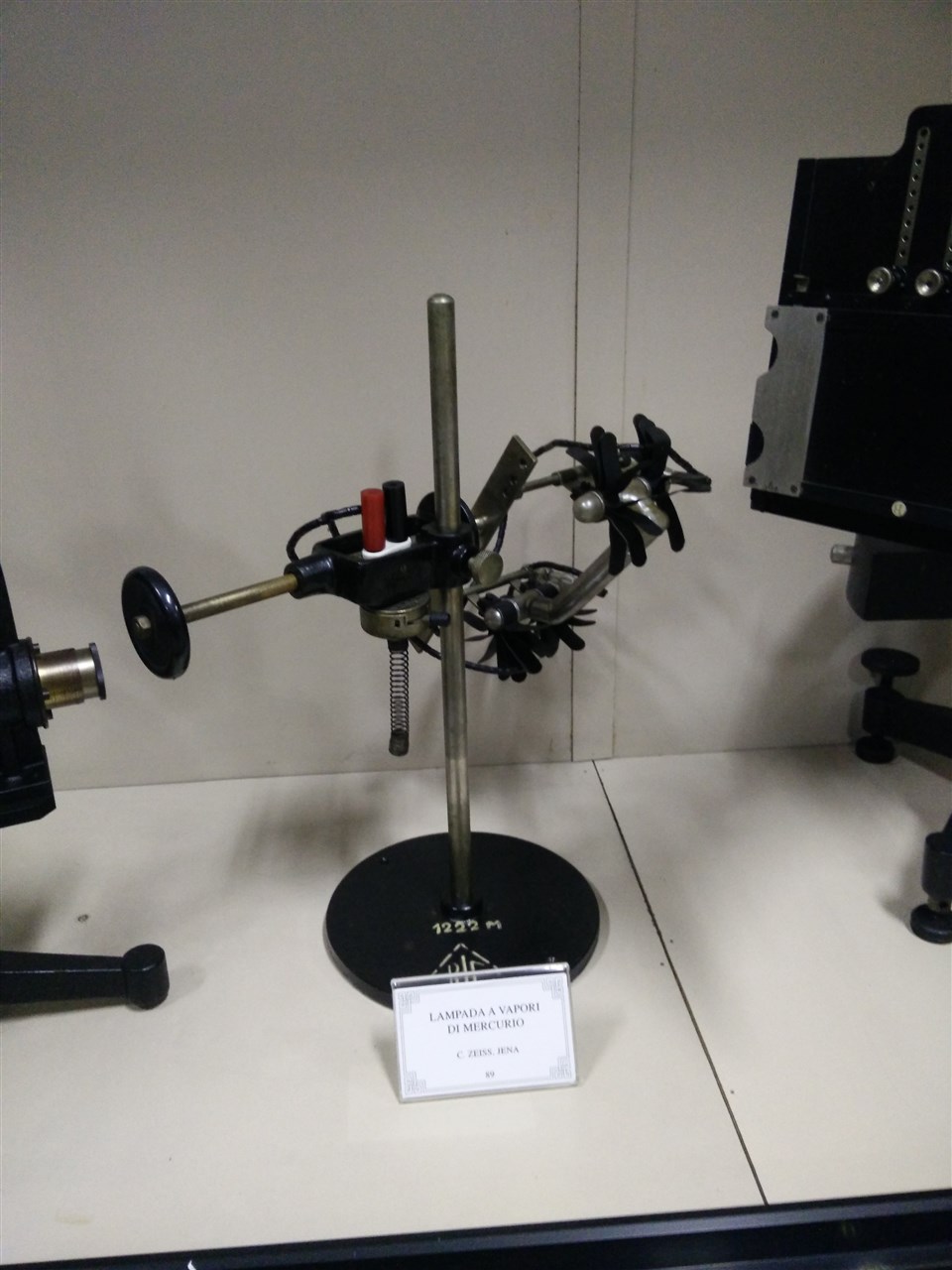 lampada, LAMPADA AI VAPORI DI MERCURIO (Prima metà XX sec)