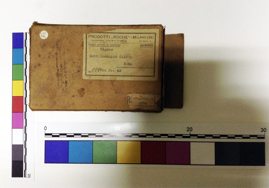 Scatola in cartone contenente vetrini per esami microscopici, prodotti alla Roche- Milano (scatola, Strumento medico) (XX sec)