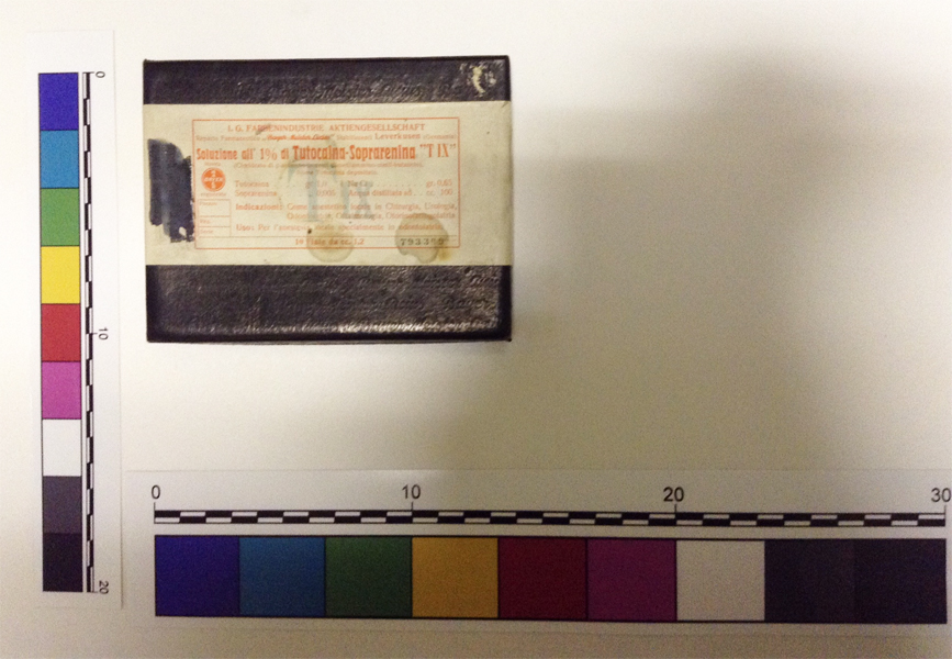 Scatola in cartone nero intestata Bayer con soluzione di Tutocaina – Sopranenina Tix , 10 fiale (scatola, Strumento medico) (XX sec)